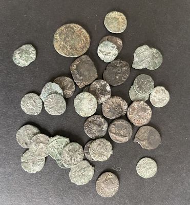 Certaines de ces pièces de monnaie anciennes ont été découvertes dans la région