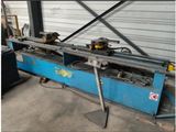 une photo d'une machine qui se trouve dans un garage