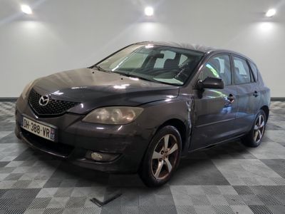 une photo d'une voiture posée sur un sol à damier