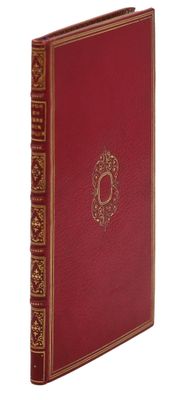 un vieux livre rouge avec des bordures dorées sur fond blanc