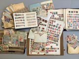beaucoup de timbres posés sur une table, à côté d'un livre