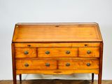un vieux bureau en bois posé sur un parquet en bois massif