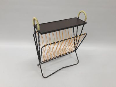 Porte-revues scoubidou avec armature en métal.