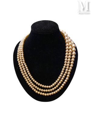 gros plan d'un collier de perles sur un mannequin