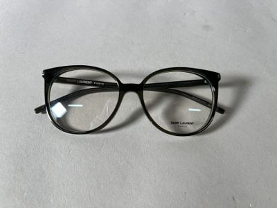 une paire de lunettes posée sur une surface blanche