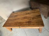une table en bois posée sur un sol carrelé
