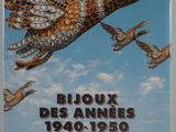 une image représentant un livre sur lequel figure une illustration d'oiseaux volant dans le ciel