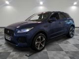 un 4x4 bleu garé dans un garage au sol en damier