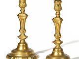 paire de chandeliers anciens en laiton sur fond blanc