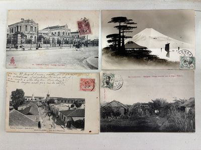 plusieurs anciennes cartes postales représentant divers bâtiments, accrochées à un mur