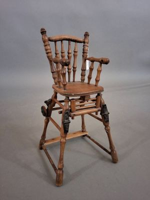 une chaise en bois posée sur une surface blanche