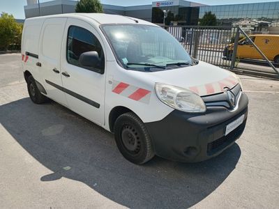 une camionnette blanche garée dans un parking