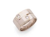 gros plan d'une bague avec des diamants sur fond blanc