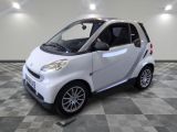 une petite voiture blanche garée dans une pièce
