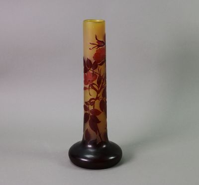 a picture of a vase with a flower design on it