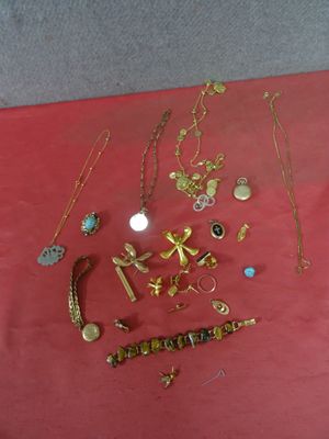 beaucoup de bijoux en or posés sur une table rouge