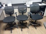 trois chaises de bureau posées par terre