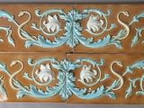 quatre carreaux décorés accrochés au mur