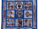 une écharpe bleue et marron avec des motifs d'animaux
