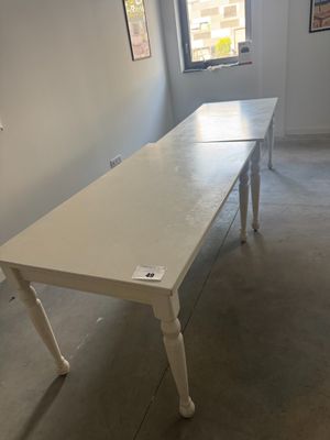une longue table blanche au milieu d'une pièce