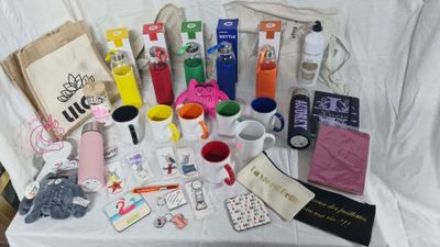 de nombreux objets posés sur une table recouverte d'une nappe blanche