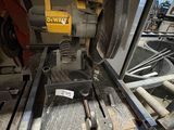 une machine posée sur une table dans une pièce