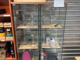 une vitrine en verre contenant de nombreux objets