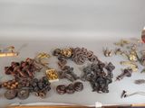 un grand nombre d'objets posés sur une table