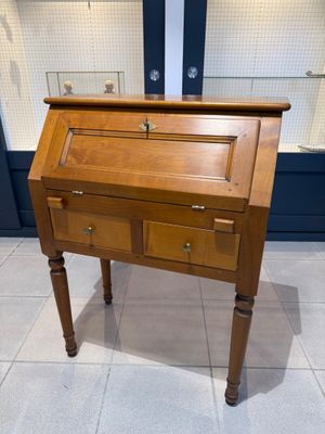 un petit bureau en bois avec un tiroir