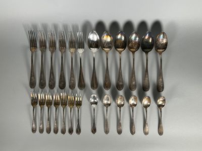 beaucoup de cuillères et de fourchettes sur la table