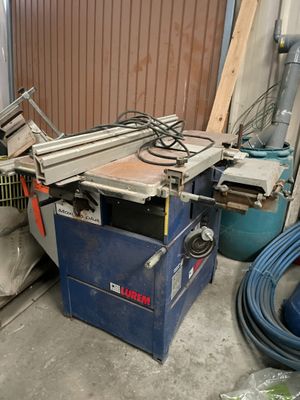 une photo d'une scie circulaire de table dans un garage
