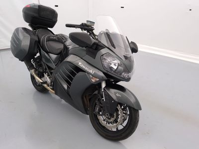 une moto garée dans une pièce