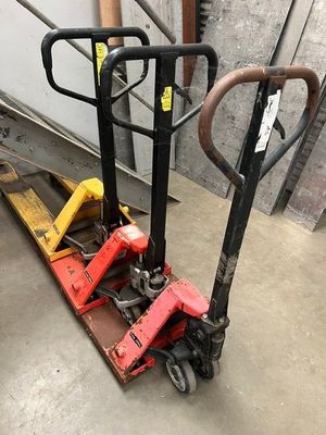 deux fourches et une fourche sur une palette dans un entrepôt