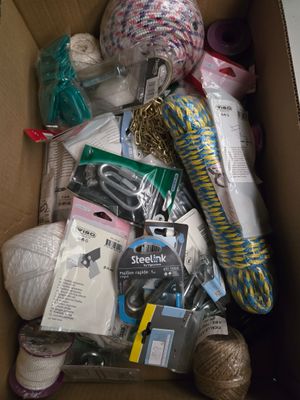 une boîte remplie de laine et d'autres objets