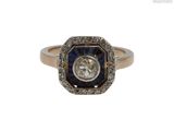 une photo d'une bague sertie d'un diamant et d'un saphir
