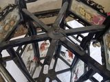 une grande structure métallique surmontée d'une horloge