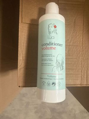 une photo d'un flacon d'après-shampoing posé sur un plan de travail