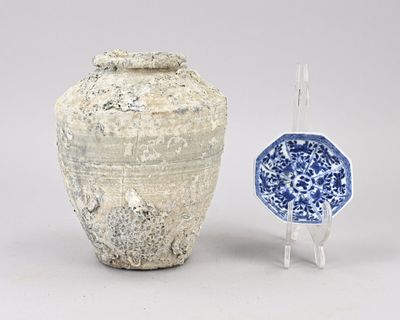 un vase et une assiette posés l'un à côté de l'autre sur une table
