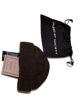 un chapeau marron et un sac noir sur fond blanc