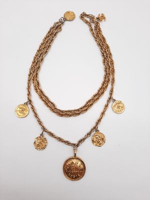 un collier en or composé de pièces de monnaie montées sur une chaîne
