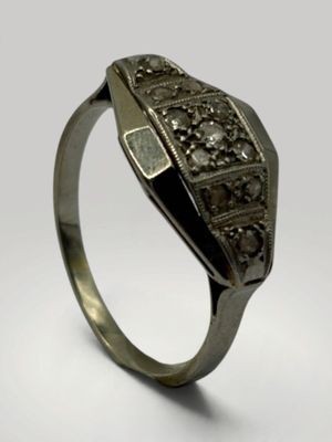 une bague ancienne en argent, ornée d'un diamant serti au centre