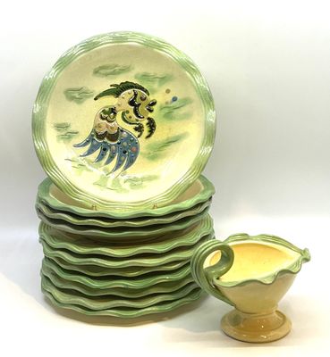 une pile d'assiettes et une tasse posées sur une table