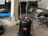 une photo d'un homme en train de réparer un pneu dans un garage