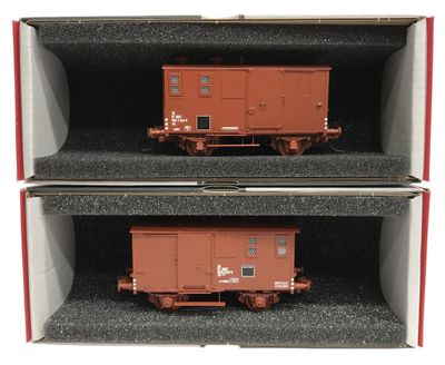 deux caisses contenant chacune deux wagons