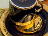 une tasse et une soucoupe posées sur une assiette, sur une table