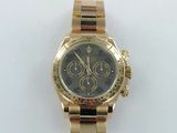 une image d'une montre-bracelet en or sur une surface blanche