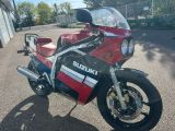 une moto rouge et noire garée sur un parking