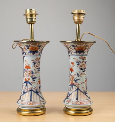 une paire de vases asiatiques ornés de fleurs et d'oiseaux, posés sur une table en bois
