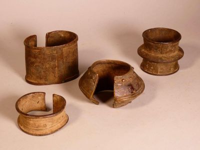 Réunion de quatre bracelets en bronze comprenant une manchet…