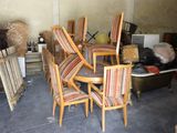 plusieurs chaises et une table dans une pièce où il y a beaucoup de choses